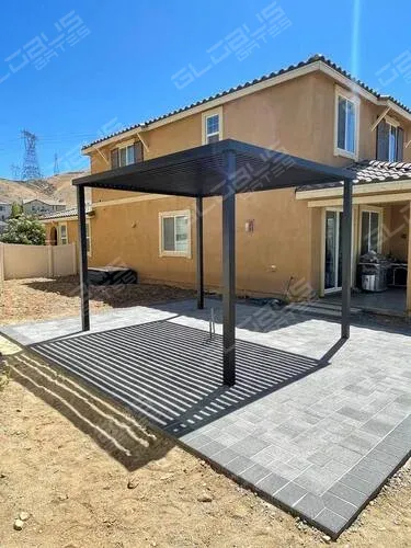 The free-standing aluminum pergola for a cozy outdoor dining room