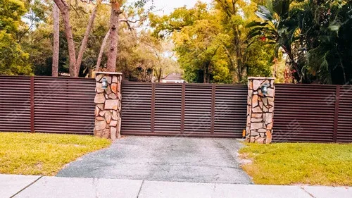 Aluminum louver fence for the stylish and lightweight protection