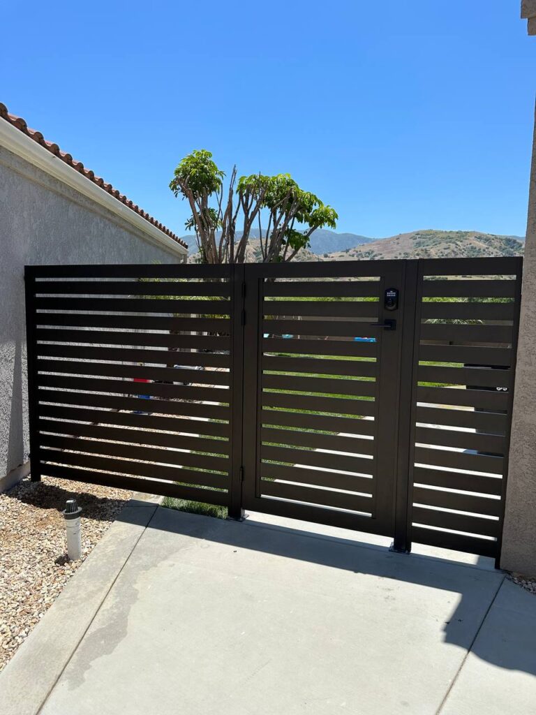 Fence company in Los Angeles - Bronze alu40 contractors line