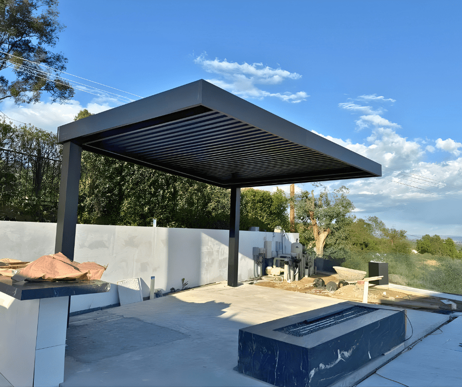Automatic louvered pergola with adjustable louvers