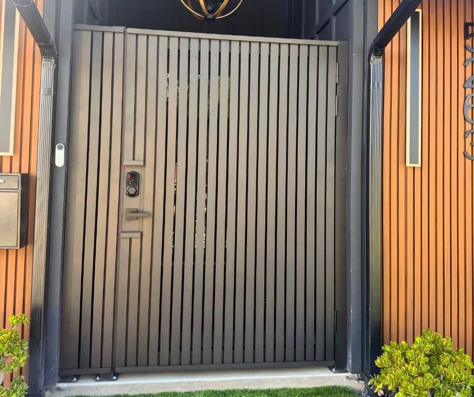 Easy-assembly aluminum driveway gate with sturdy welded frame construction