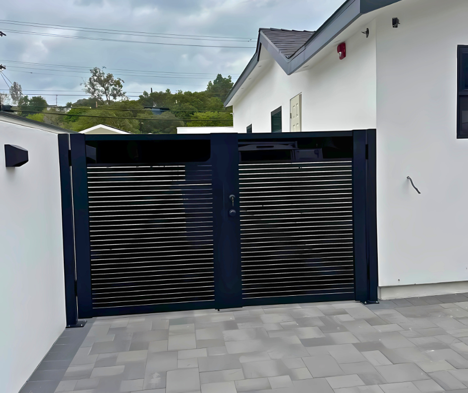 Contemporary aluminum plexiglass gate design for modern home exterior