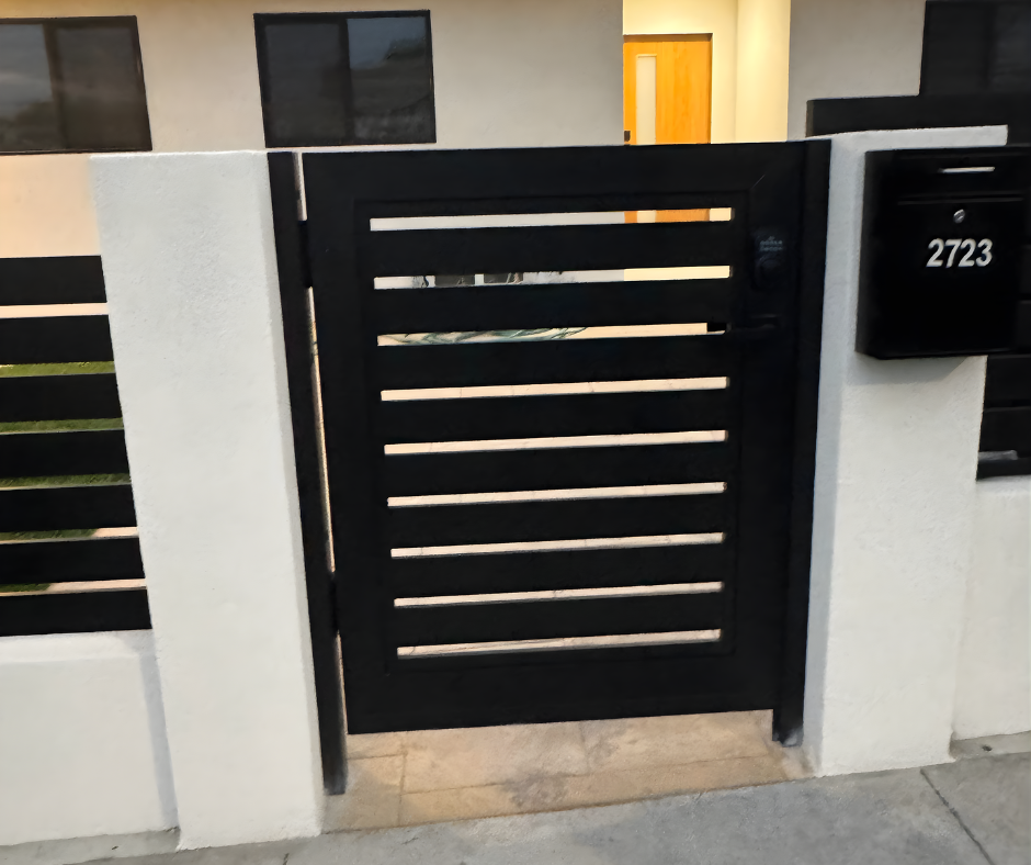 Close-up of Profile 20 aluminum gate frame with precision-welded slim slat detail