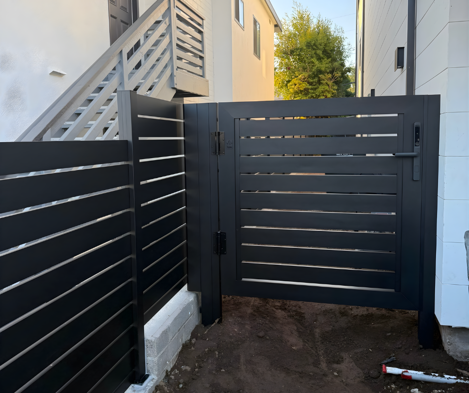 Powder-coated Profile 40 aluminum gate in RAL 7016 dark gray for wide driveway
