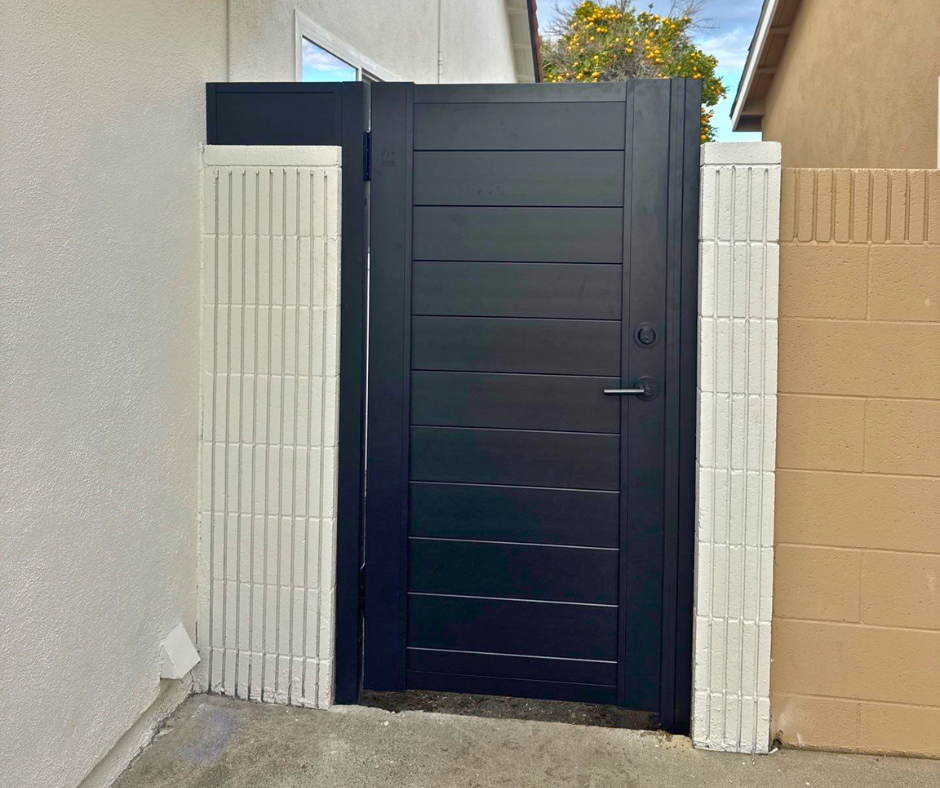 Powder-coated Profile 50-60 T&G aluminum gate in RAL 7016 dark gray for full privacy