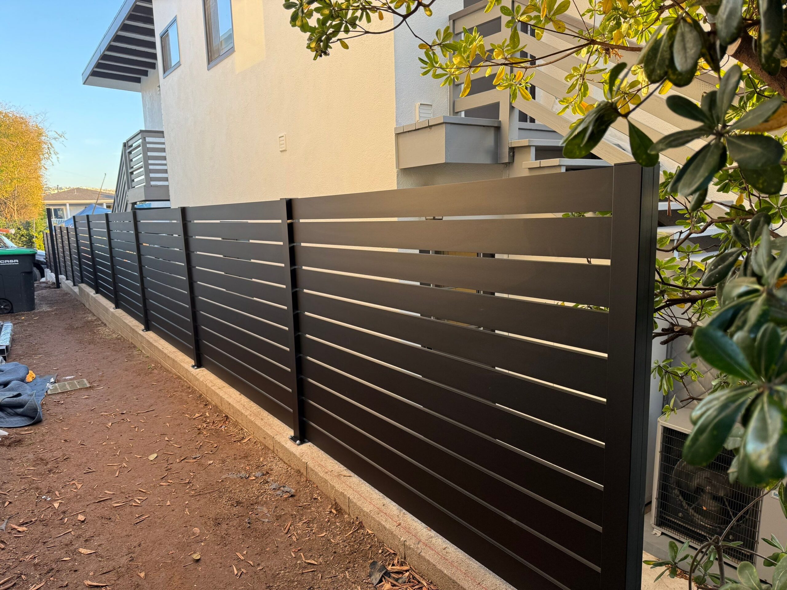 Profile 40 aluminum garden fence with bold profile and powder-coat finish