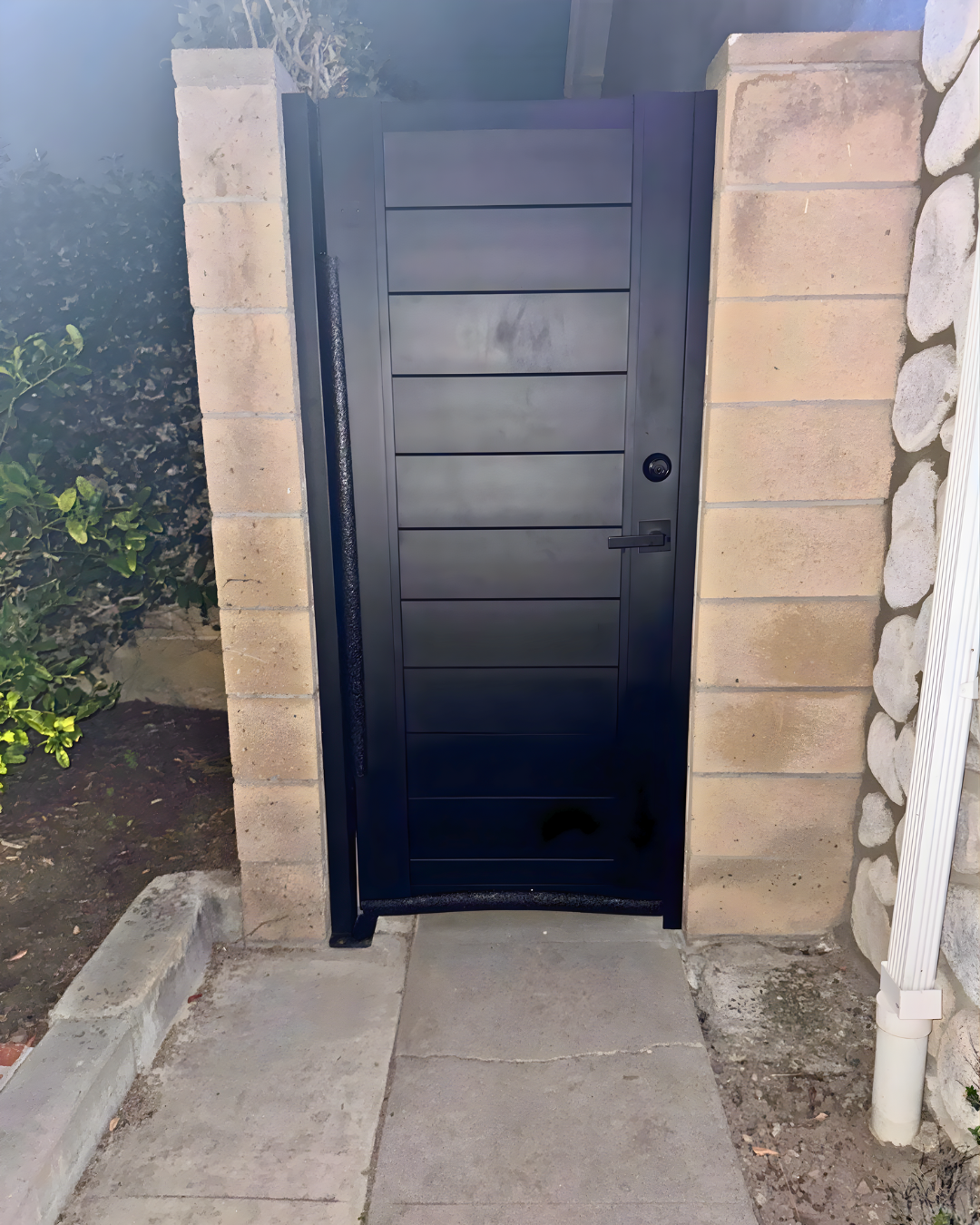 DIY aluminum gate in dark gray with sleek low-maintenance finish