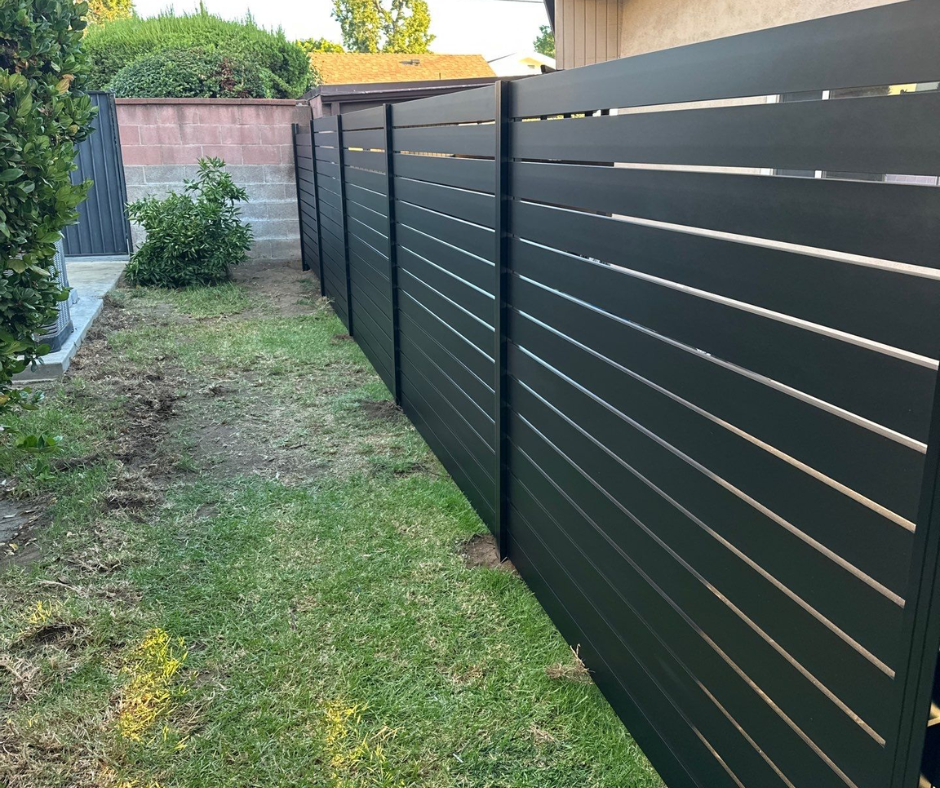 Profile 40 aluminum garden fence with uniform wide-profile slat arrangement