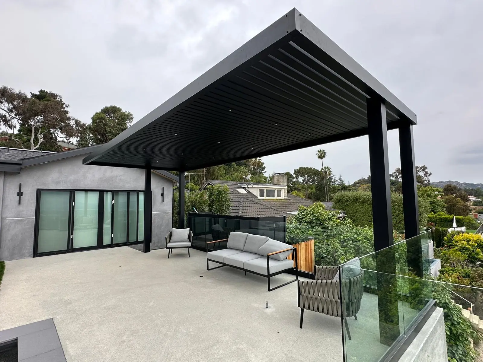 Cantilever solid roof panel