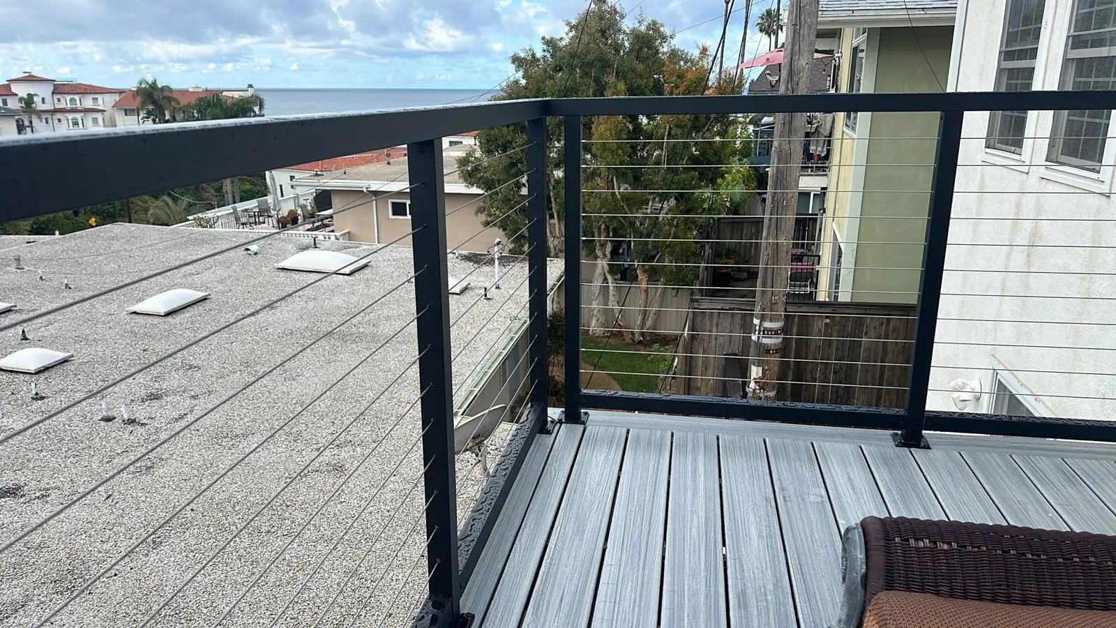 Cable railing with horizontal stainless cables